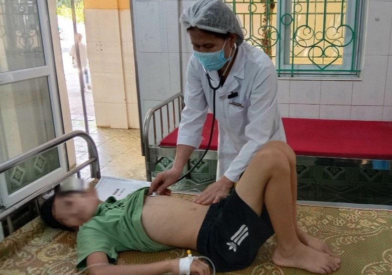 Uống nước ngọt "chữ nước ngoài" ở cổng trường, 30 học sinh có biểu hiện ngộ độc