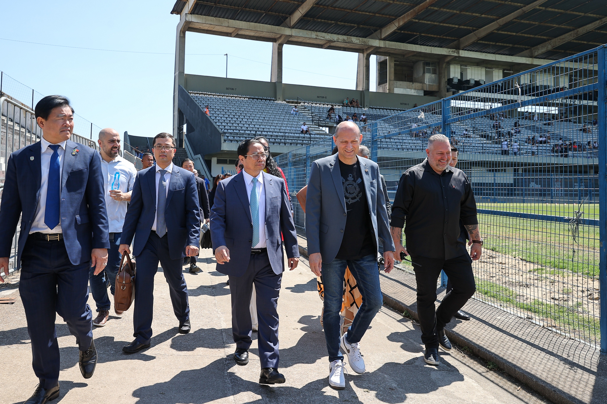 Thủ tướng đề nghị Brazil hỗ trợ Việt Nam ph&aacute;t triển nền b&oacute;ng đ&aacute;, thăm CLB Corinthians - Ảnh 1.