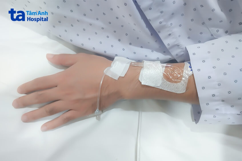 Vào bệnh viện lọc máu sau khi uống 3 ly rượu