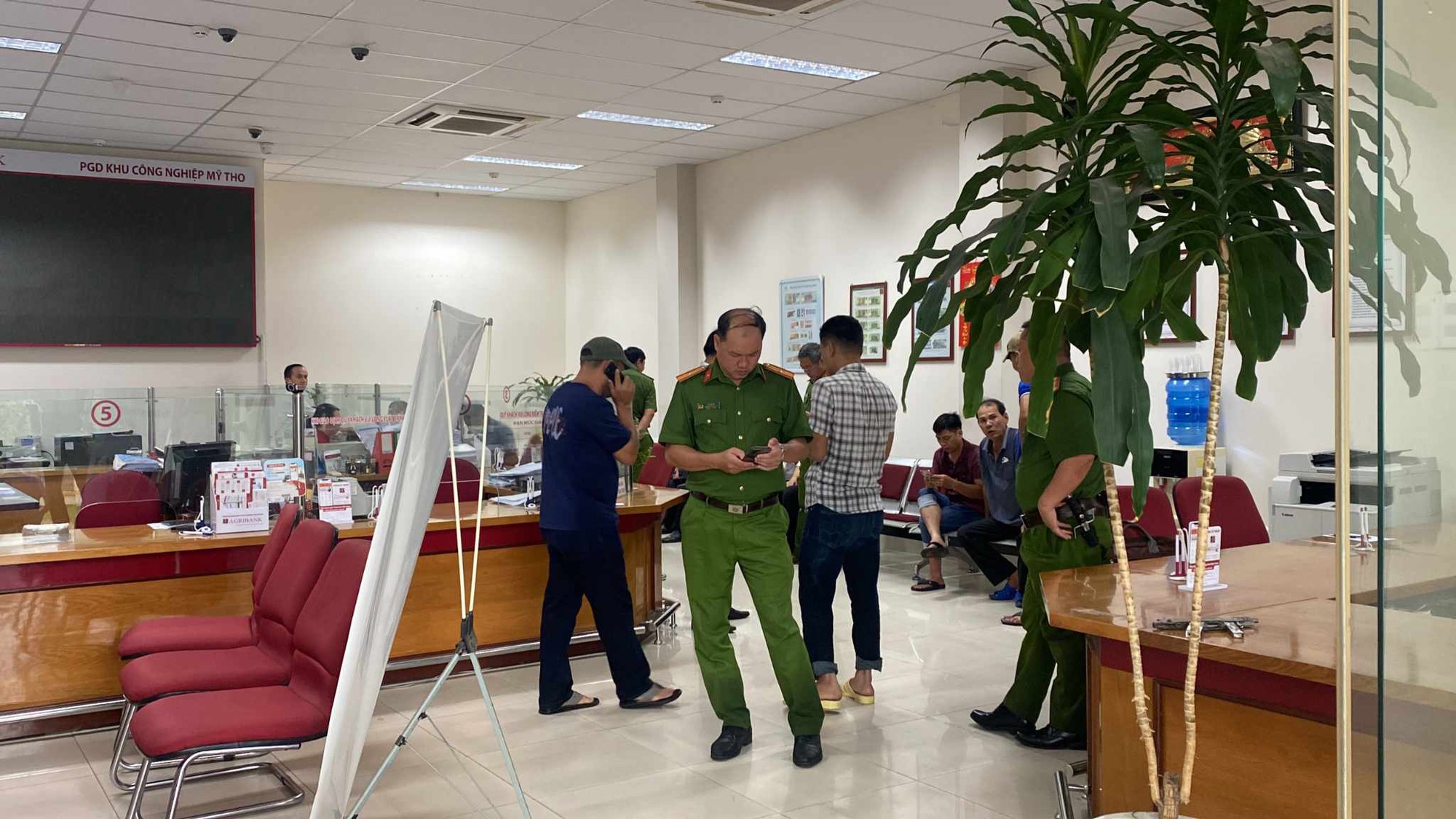 Khẩn trương truy bắt đối tượng dùng súng tự chế cướp ngân hàng