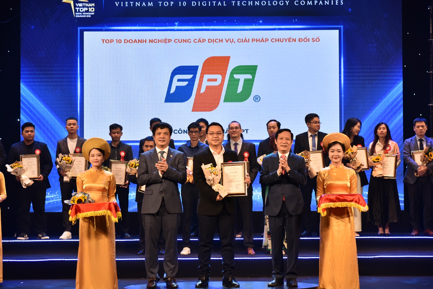 FPT gi&agrave;nh 9 giải Top 10 doanh nghiệp CNTT Việt Nam 2023 - Ảnh 1.