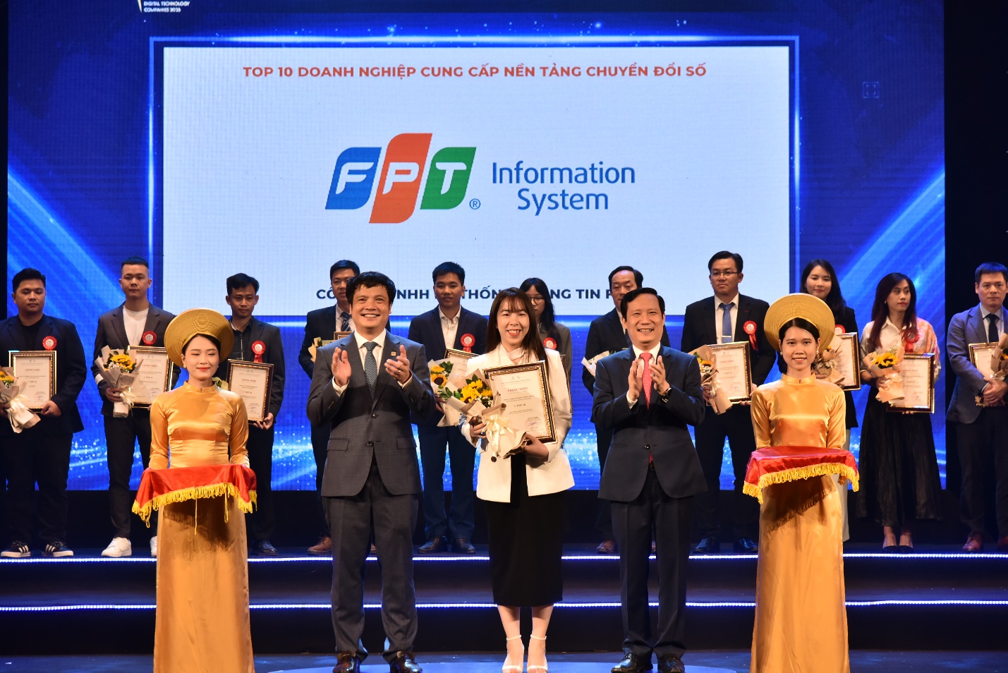 FPT gi&agrave;nh 9 giải Top 10 doanh nghiệp CNTT Việt Nam 2023 - Ảnh 2.