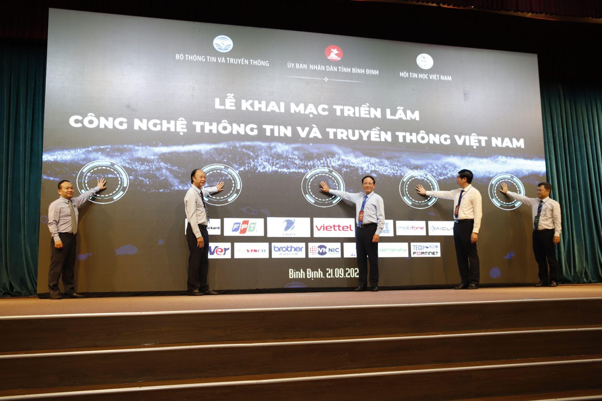 FPT tr&igrave;nh diễn c&ocirc;ng nghệ lấy hạnh ph&uacute;c của người d&ugrave;ng l&agrave;m kim chỉ nam - Ảnh 1.