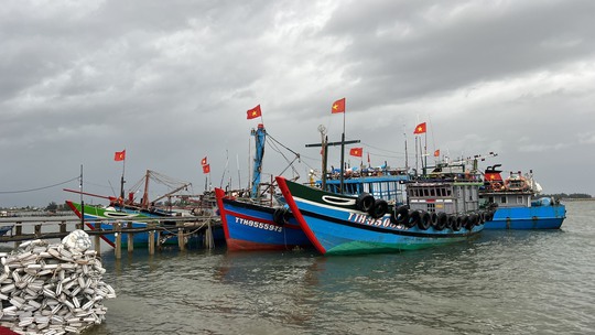 Nhiều nơi ở miền Trung ngập sâu, hàng loạt nhà tốc mái - Ảnh 37.