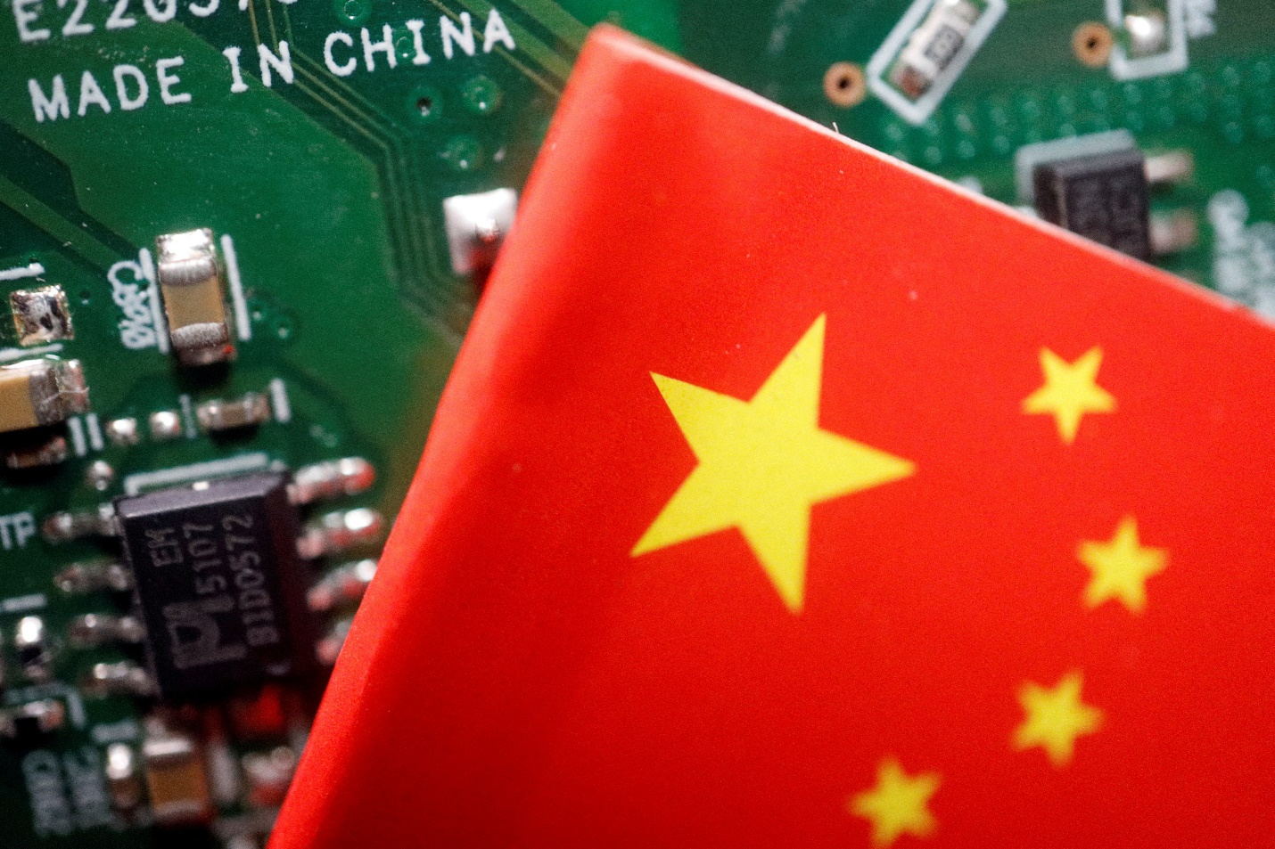Chip b&aacute;n dẫn: Nguy cơ từ cuộc chiến chip Mỹ - Trung - Ảnh 1.