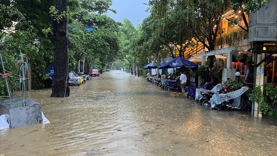 Nhiều nơi ở miền Trung ngập sâu, hàng loạt nhà tốc mái - Ảnh 26.