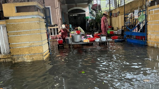 Nhiều nơi ở miền Trung ngập sâu, hàng loạt nhà tốc mái - Ảnh 22.