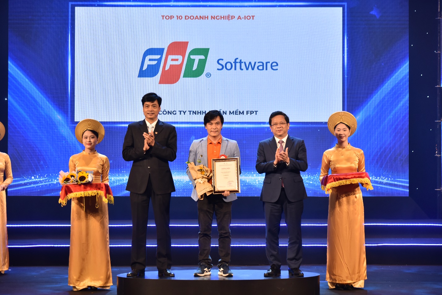 FPT gi&agrave;nh 9 giải Top 10 doanh nghiệp CNTT Việt Nam 2023 - Ảnh 3.