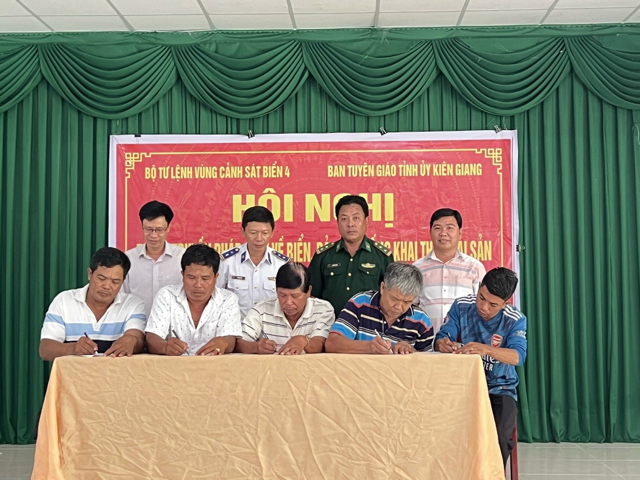 Cảnh sát biển trao cờ Tổ quốc và tổ chức các hoạt động vì vùng biển Tây Nam bền vững - Ảnh 4.