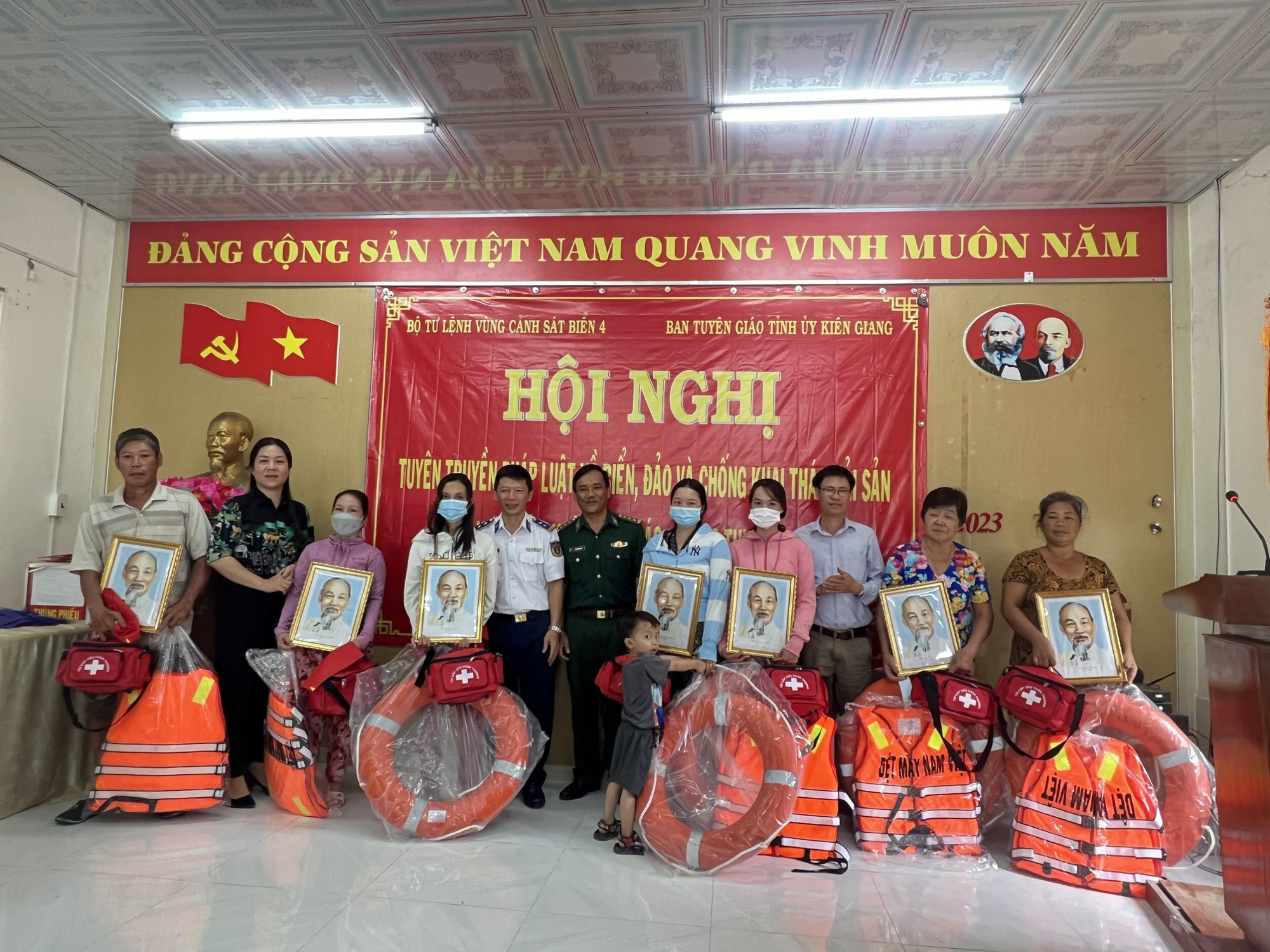 Cảnh sát biển trao cờ Tổ quốc và tổ chức các hoạt động vì vùng biển Tây Nam bền vững - Ảnh 5.