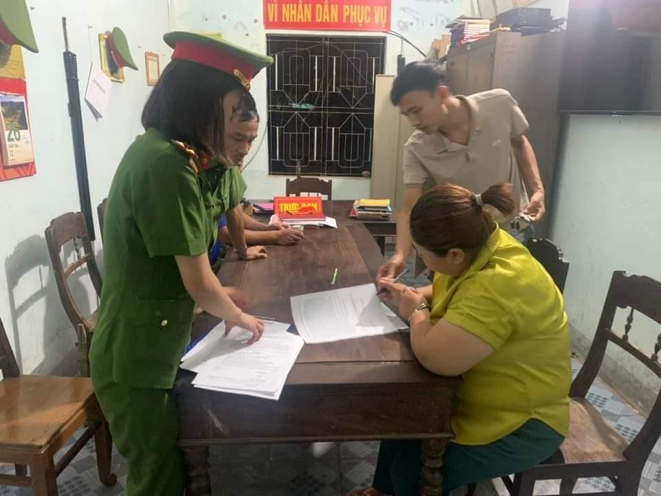 Bắt người phụ nữ l&agrave;m giả sổ đỏ, chiếm đoạt tiền của người d&acirc;n - Ảnh 1.
