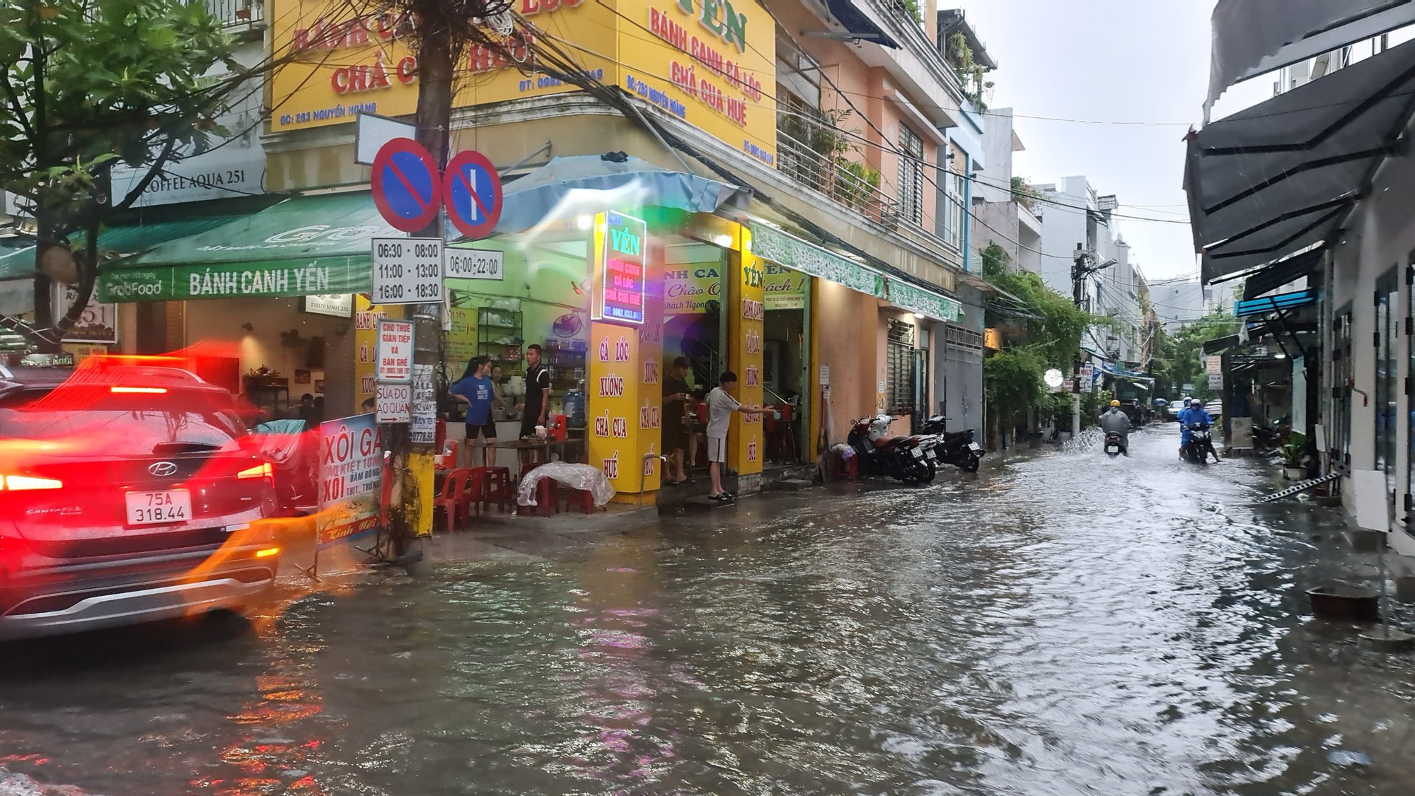 Nhiều nơi ở miền Trung ngập sâu, hàng loạt nhà tốc mái - Ảnh 13.