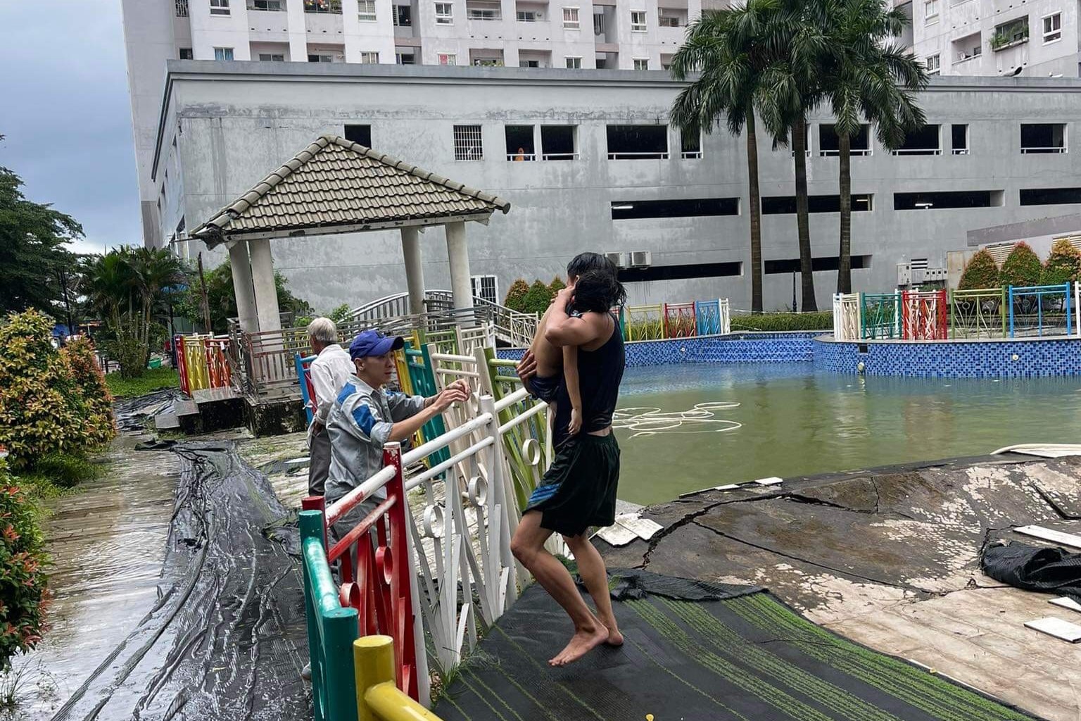 Vụ b&eacute; g&aacute;i 5 tuổi ngạt nước trong hồ bơi: B&eacute; g&aacute;i đ&atilde; tử vong - Ảnh 1.
