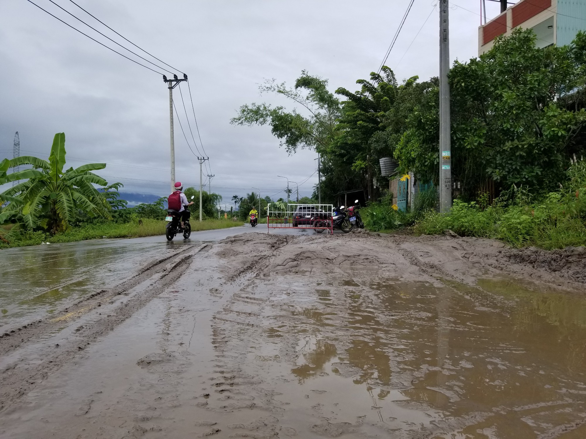 Cận cảnh b&ugrave;n &ugrave;n &ugrave;n tr&agrave;n v&agrave;o nh&agrave; d&acirc;n ở Đ&agrave; Nẵng - Ảnh 9.