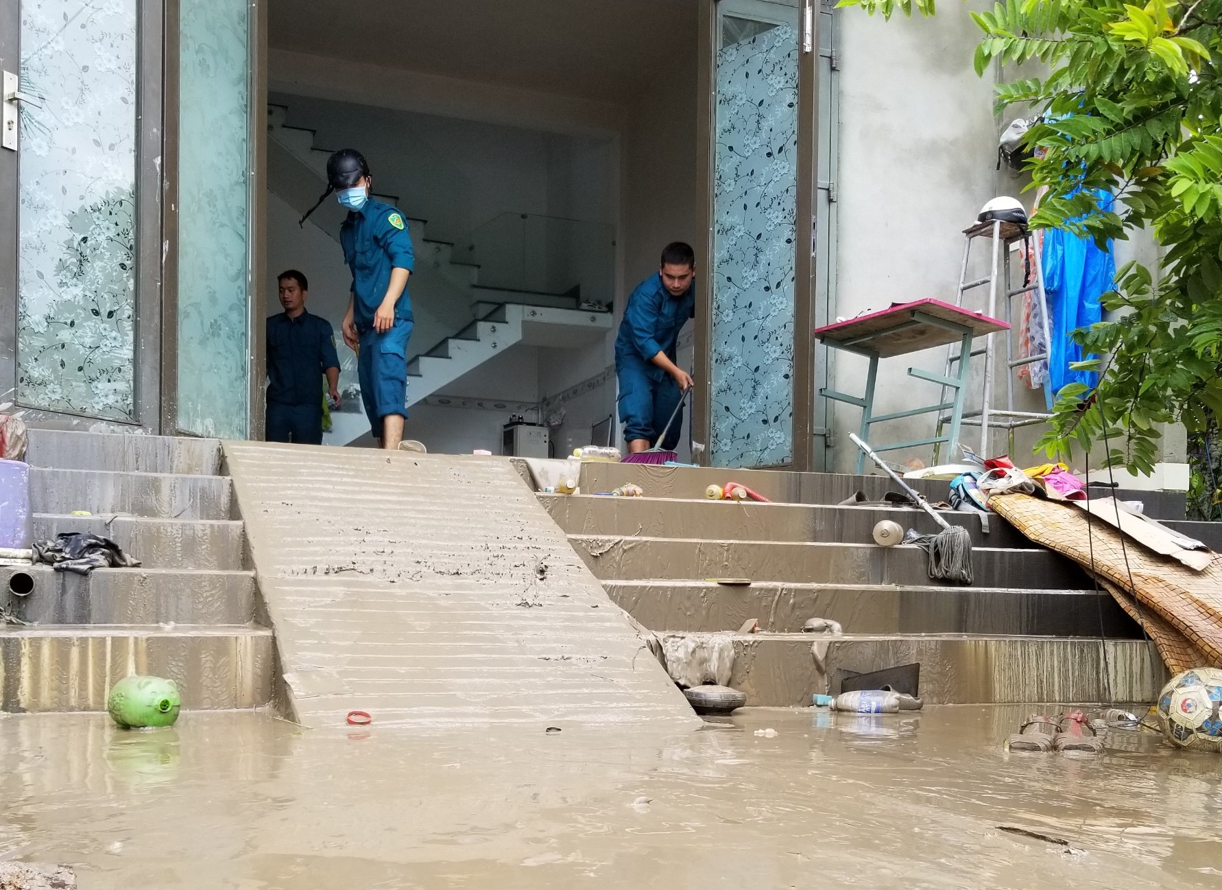 Cận cảnh bùn ùn ùn tràn vào nhà dân ở Đà Nẵng