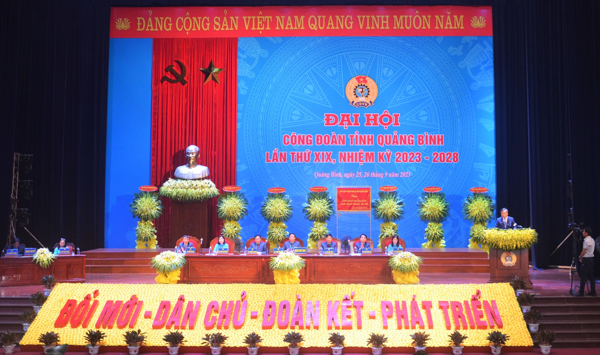 &Ocirc;ng Nguyễn Tiến Nam t&aacute;i đắc cử Chủ tịch LĐLĐ tỉnh Quảng B&igrave;nh - Ảnh 1.