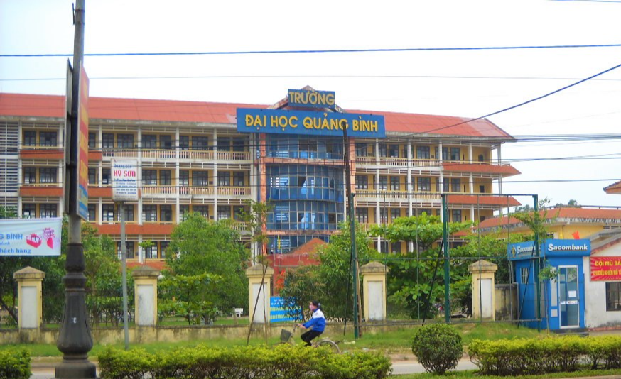 Thi hành kỷ luật hiệu trưởng, kế toán trưởng Trường Đại học Quảng Bình