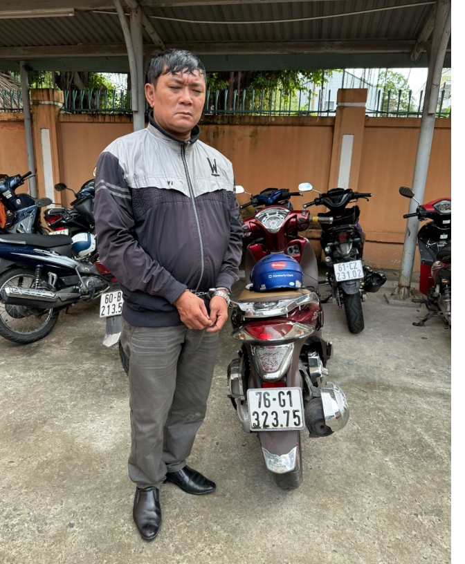 N&Oacute;NG: Bắt nghi phạm lừa đảo tr&aacute;o hơn 500 tờ v&eacute; số của phụ nữ kh&ocirc;ng tay, kh&ocirc;ng ch&acirc;n - Ảnh 1.