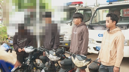 CLIP: Nhóm thanh niên, học sinh nẹt pô, bốc đầu xe máy