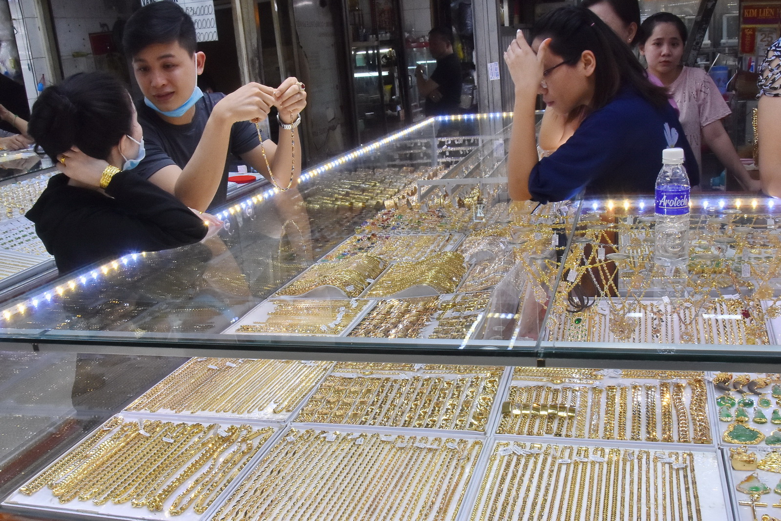 Giá vàng hôm nay 27-9: USD tiếp tục tăng tốc, vàng giảm mạnh