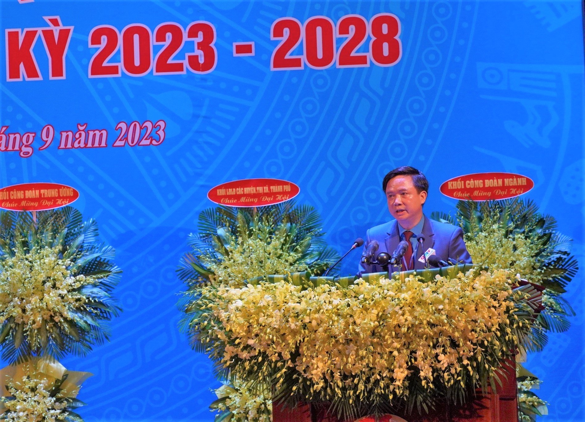 &Ocirc;ng Nguyễn Tiến Nam t&aacute;i đắc cử Chủ tịch LĐLĐ tỉnh Quảng B&igrave;nh - Ảnh 2.