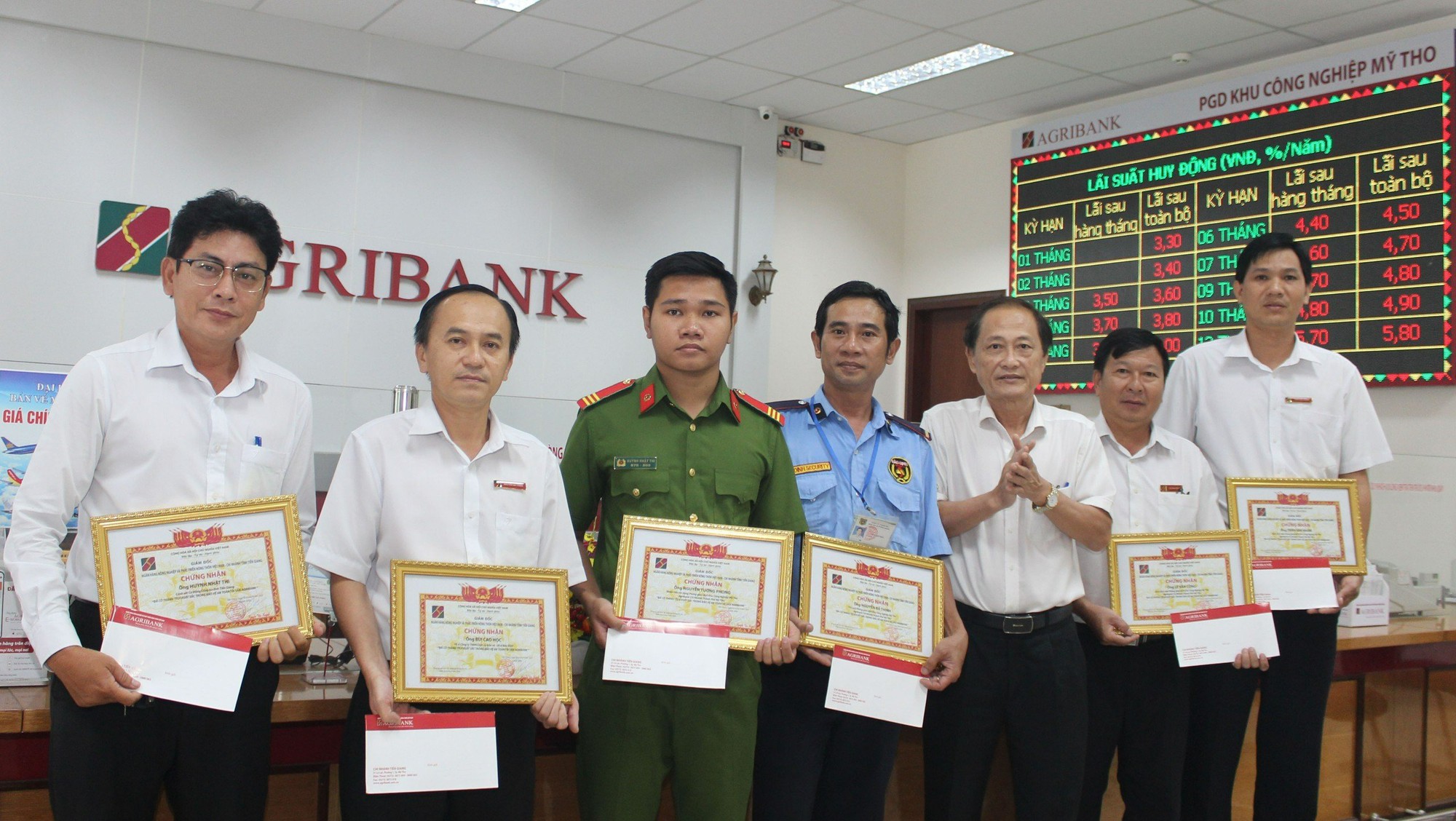 6 cá nhân bảo vệ tài sản ngân hàng trước kẻ cướp