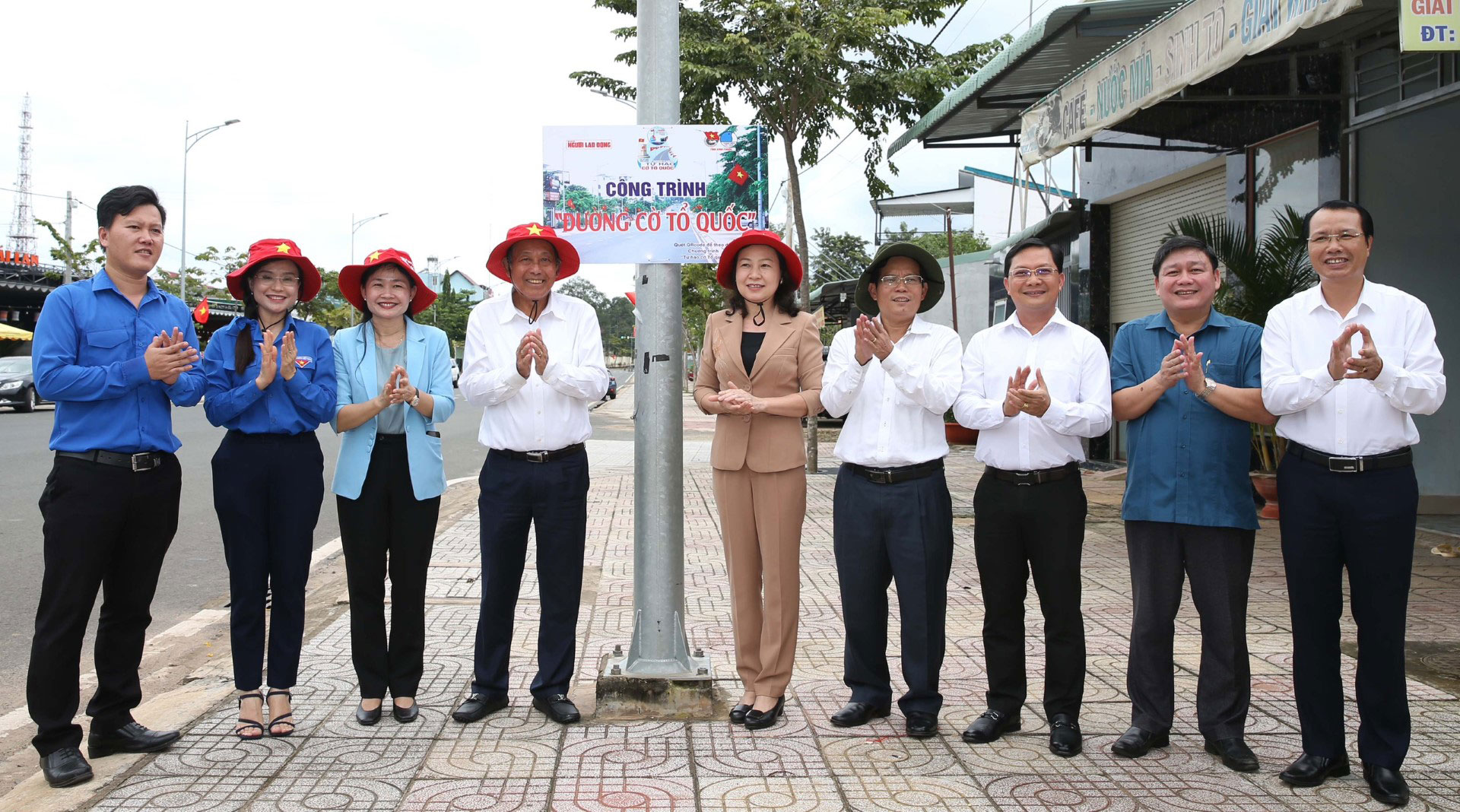 Khánh thành "Đường cờ Tổ quốc" ở TP Đồng Xoài