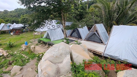 Vụ homestay tr&ecirc;n n&uacute;i Cấm: Buộc phải th&aacute;o dỡ, tr&aacute;ch nhiệm thuộc về ai? - Ảnh 1.