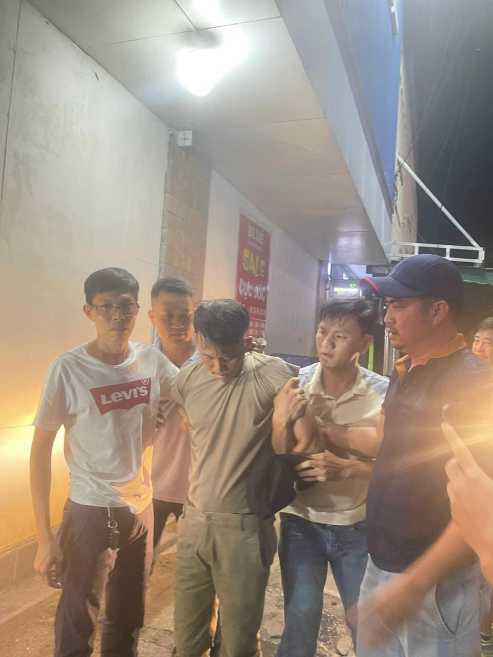Bắt kẻ cướp dùng súng xông vào nhà sách ở Đồng Nai - Ảnh 1.