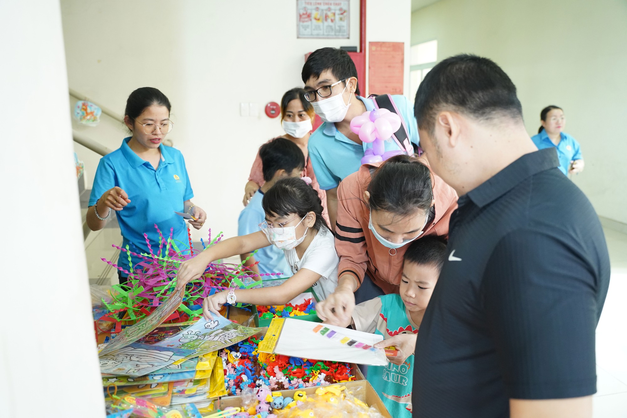 Hơn 1.500 con công nhân khó khăn vui Tết Trung thu