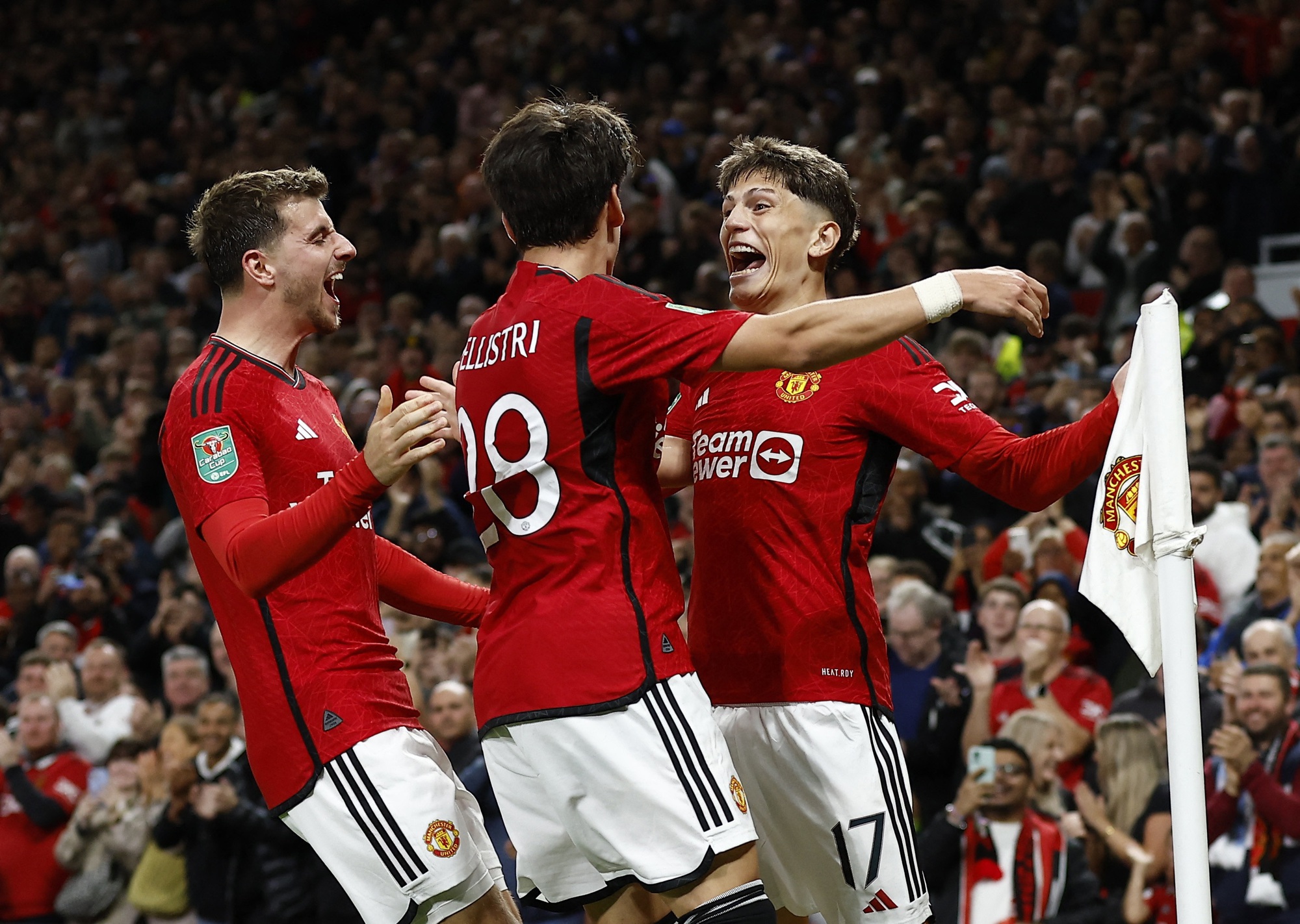 Thắng dễ Crystal Palace, Man United chứng tỏ sức mạnh nhà vô địch League Cup