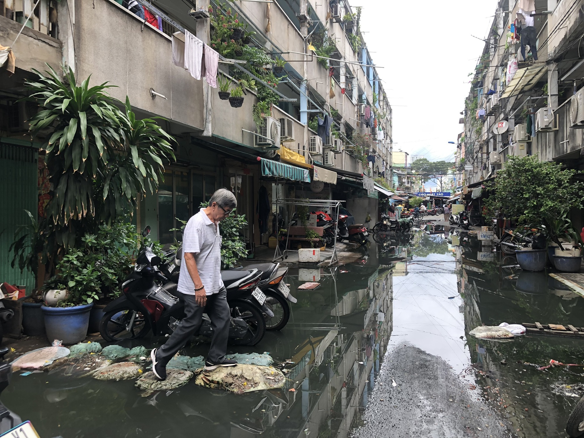 Hư cống thoát nước, khu chung cư ngập cả ngày cả đêm