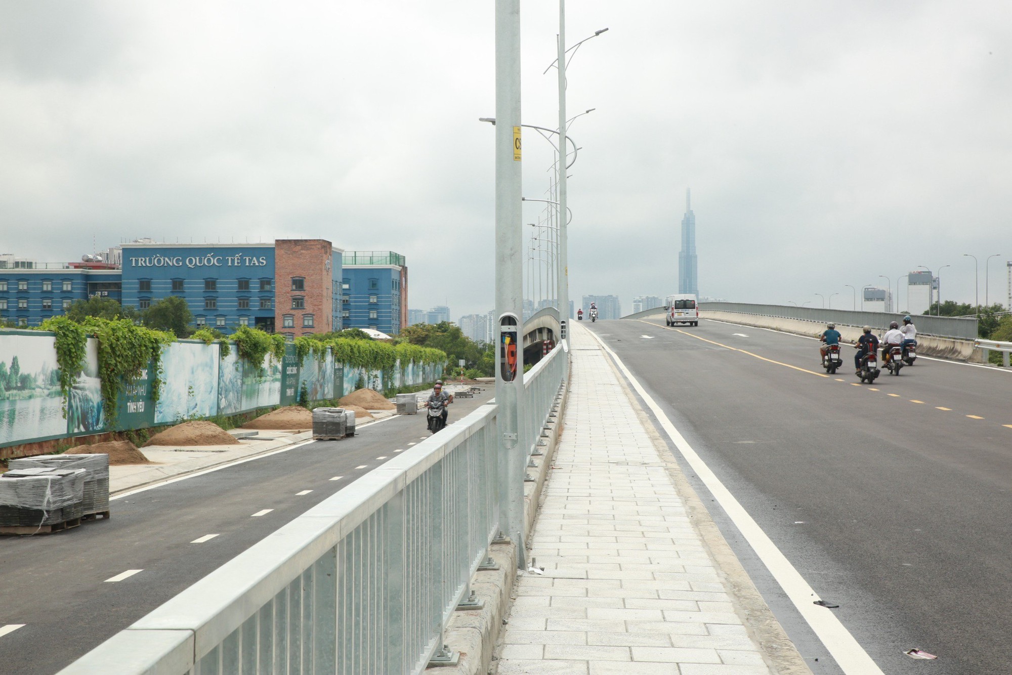 Hàng loạt trụ đèn chiếu sáng đường song hành cao tốc bị cắt trộm cáp điện