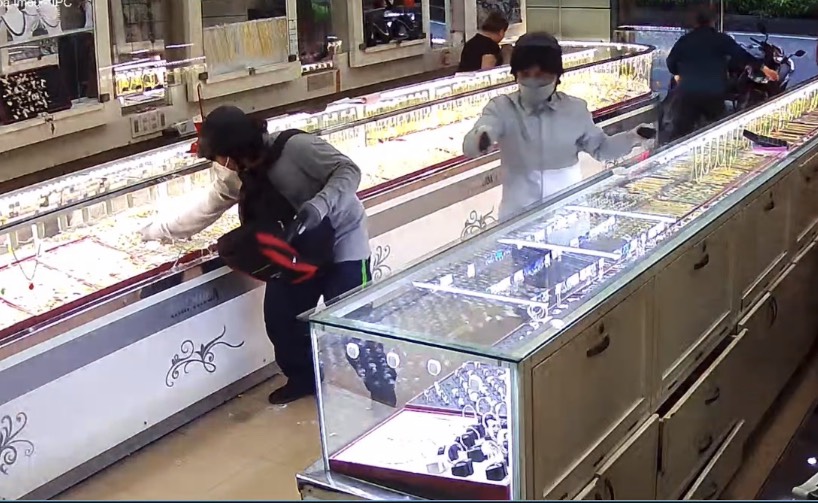 Vụ cướp tiệm vàng ở Cam Ranh: Công an truy tìm 12 mẫu trang sức, xe máy - Ảnh 5.