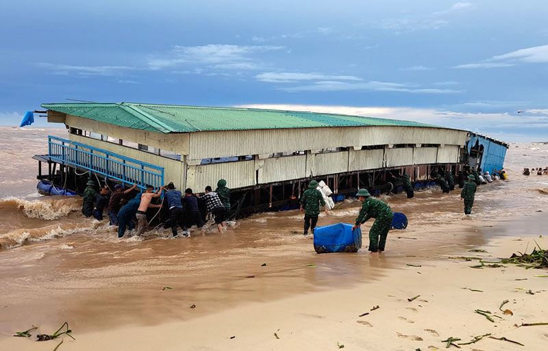 Nhà hàng nổi ở Quảng Bình bất ngờ bị sóng đánh ra biển