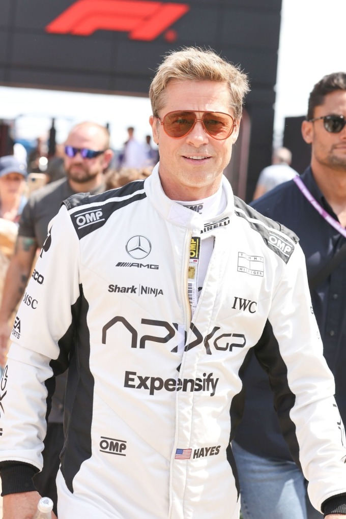 Brad Pitt luyện cơ bắp, ăn kiêng; Angelina giao việc cho các con