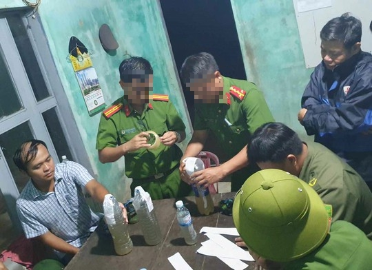 Lộ nhiều đường ống nước thải của doanh nghiệp tuồn ra sông Sa Lung - Ảnh 2.