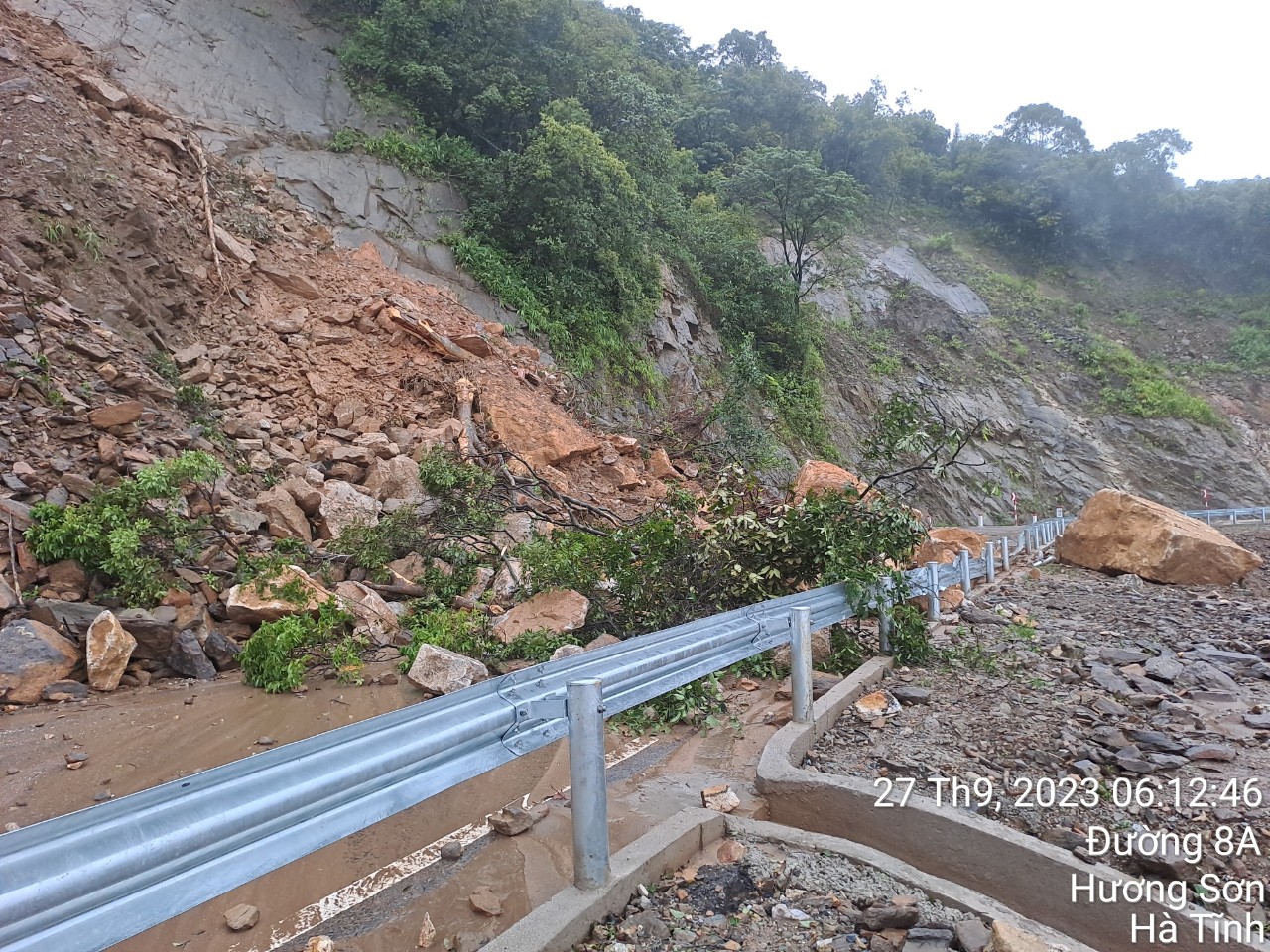 Sạt lở nghiêm trọng trên Quốc lộ 8A, đường đi Cửa khẩu quốc tế Cầu Treo bị tê liệt