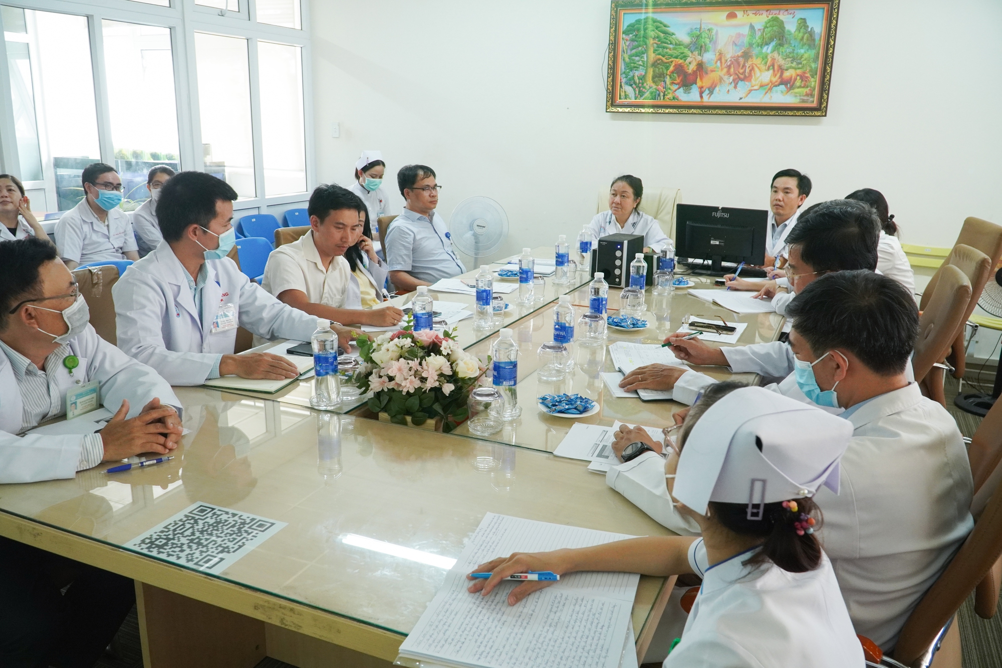 Lần đầu tiên tại Việt Nam thực hiện đồng thời 2 kỹ thuật cao cứu ca ung thư hạch - Ảnh 1.