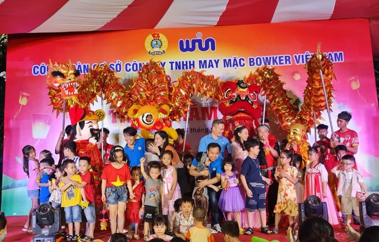 Trung thu ấm &aacute;p cho con c&ocirc;ng nh&acirc;n  - Ảnh 4.