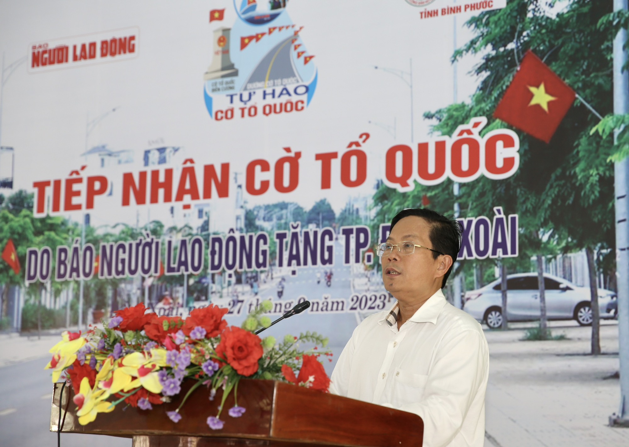 Đẹp lung linh Đường cờ Tổ quốc ở TP Đồng Xoài- Bình Phước - Ảnh 1.