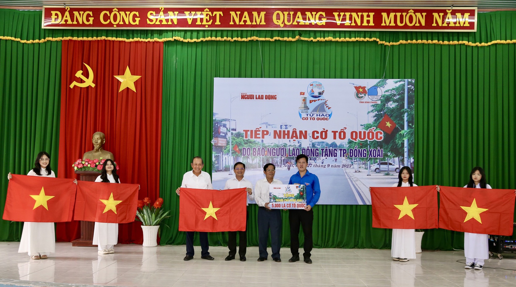 Đẹp lung linh Đường cờ Tổ quốc ở TP Đồng Xoài- Bình Phước - Ảnh 2.