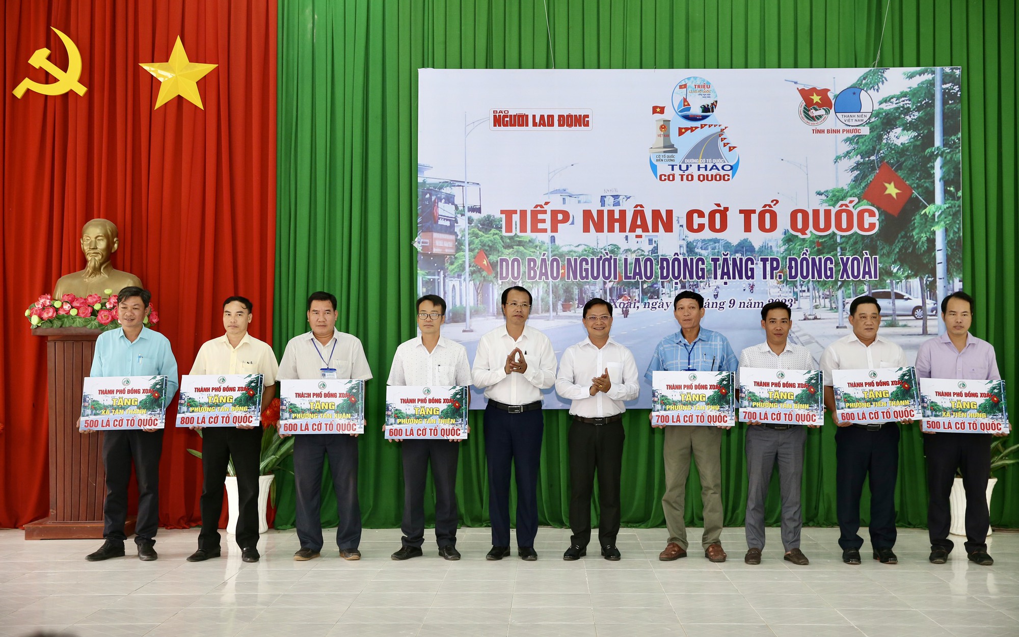 Đẹp lung linh Đường cờ Tổ quốc ở TP Đồng Xoài- Bình Phước - Ảnh 3.