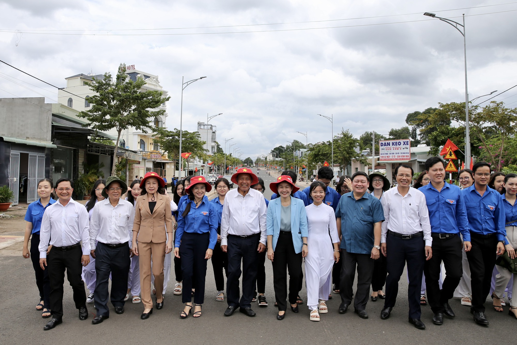 Đẹp lung linh Đường cờ Tổ quốc ở TP Đồng Xoài- Bình Phước - Ảnh 6.