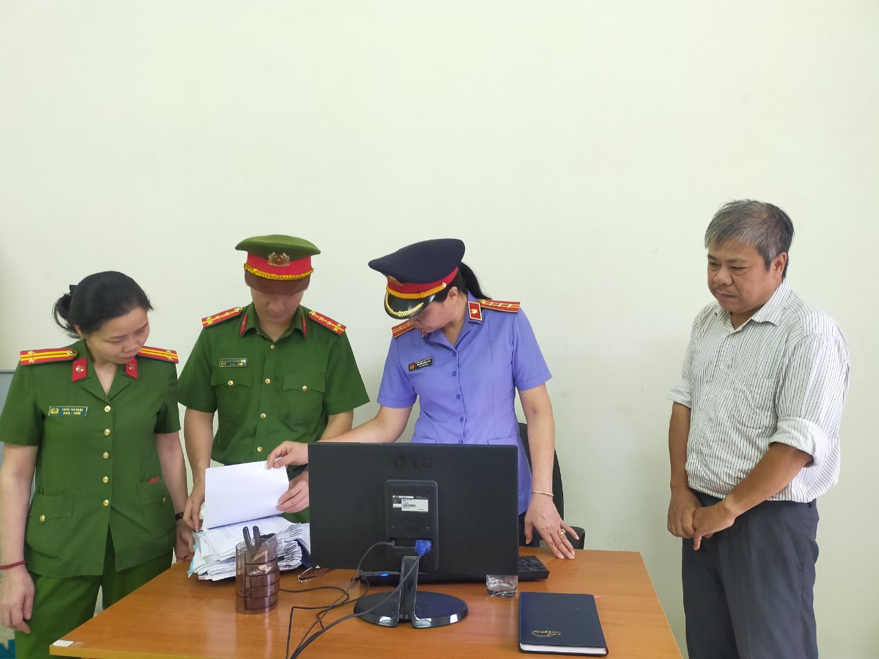 Bắt Hiệu trưởng v&agrave; 2 kế to&aacute;n một trường cao đẳng ở Thanh H&oacute;a - Ảnh 3.