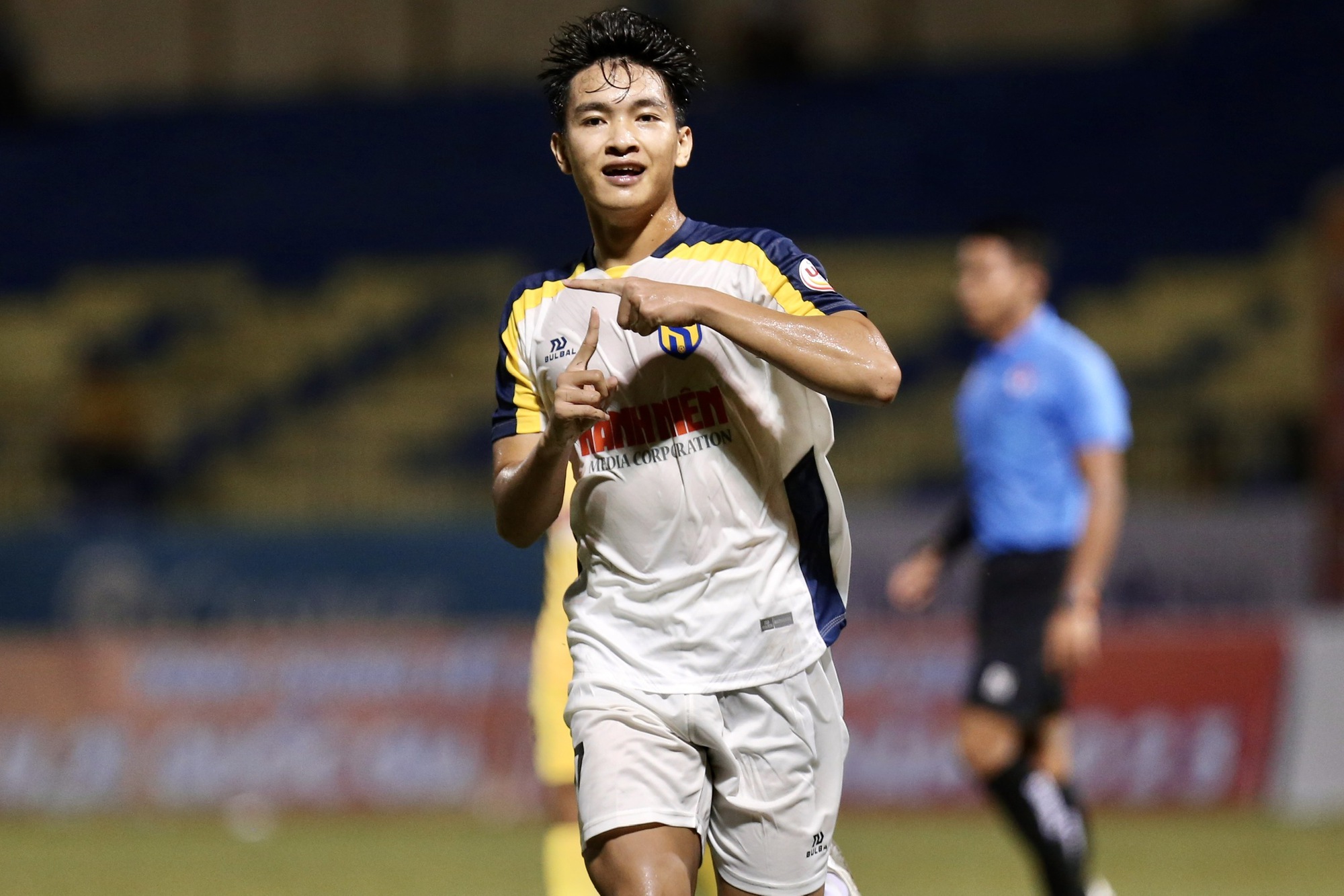 U21 quốc gia: c&aacute;c tuyển thủ U23 Việt Nam đồng loạt nổ s&uacute;ng, x&aacute;c định 4 đội v&agrave;o b&aacute;n kết - Ảnh 3.