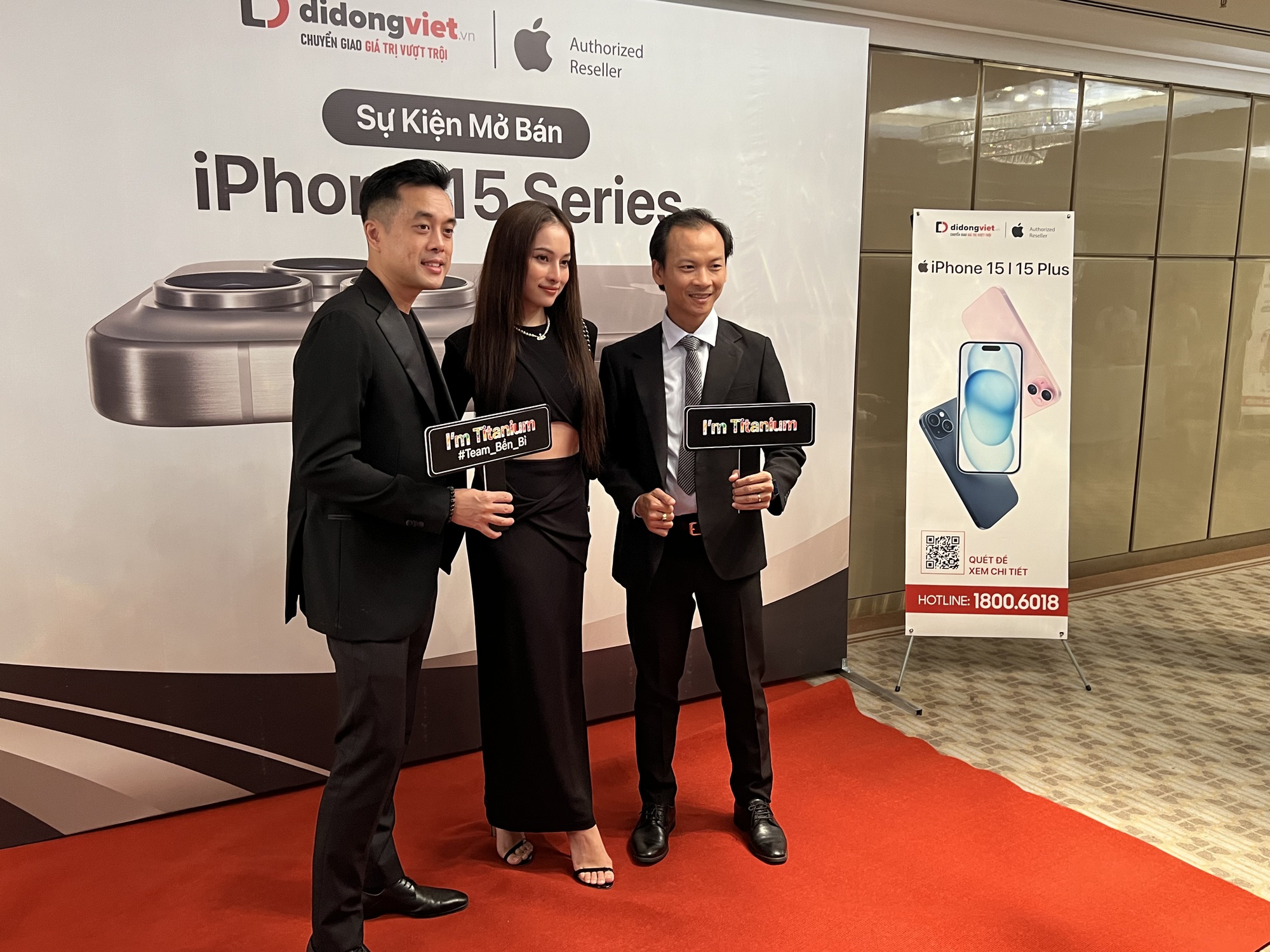 Nửa đêm, khách háo hức chờ nhận iPhone 15 - Ảnh 5.