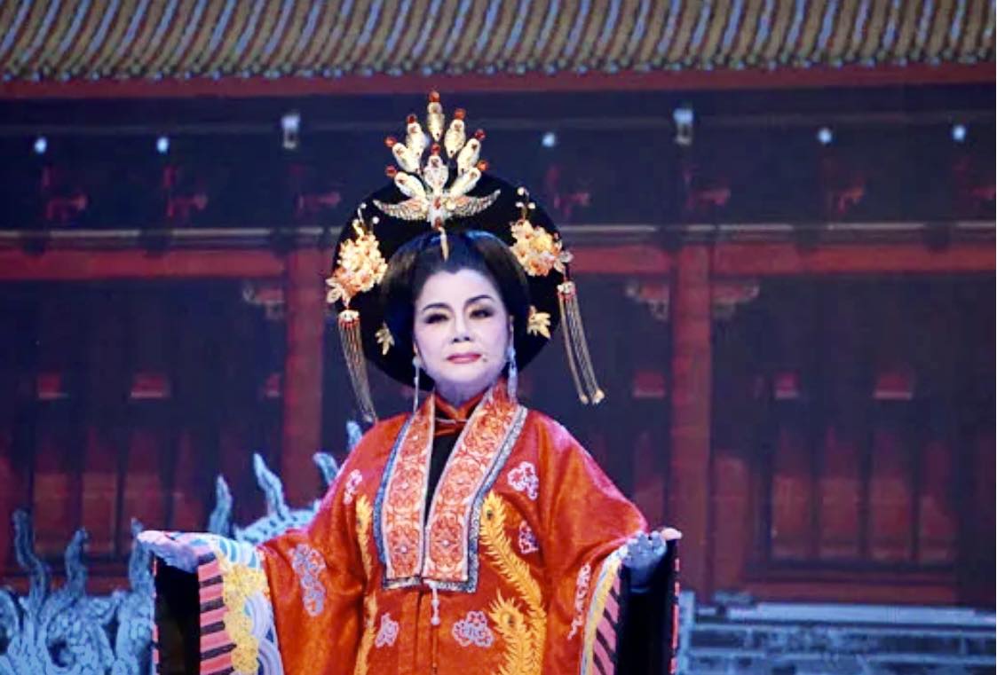 "Mai V&agrave;ng tri &acirc;n" trao tặng qu&agrave; cho NSND Tạ Minh T&acirc;m v&agrave; NSND Thoại Mi&ecirc;u- Ảnh 4.