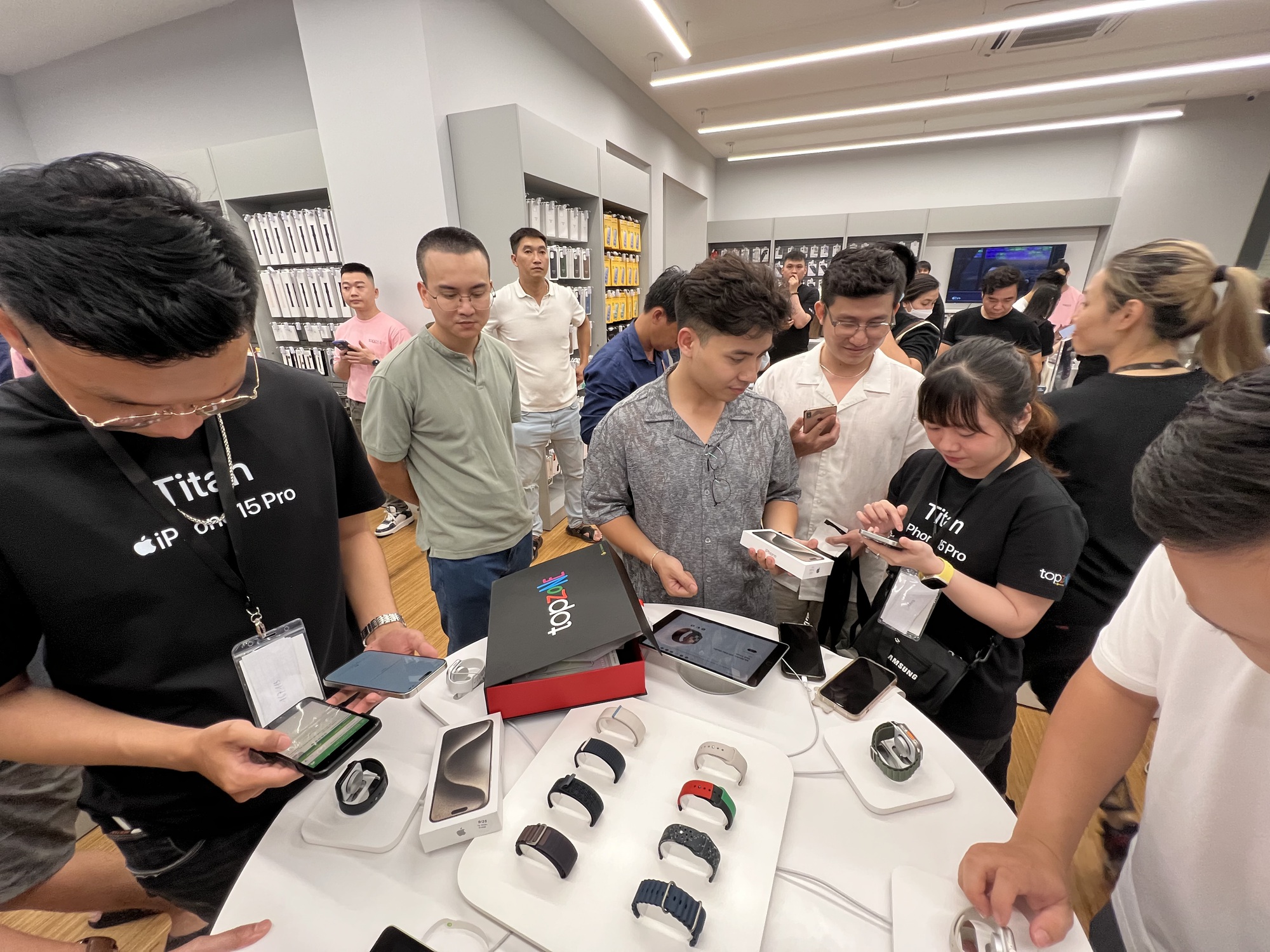 Nửa đêm, khách háo hức chờ nhận iPhone 15 - Ảnh 10.