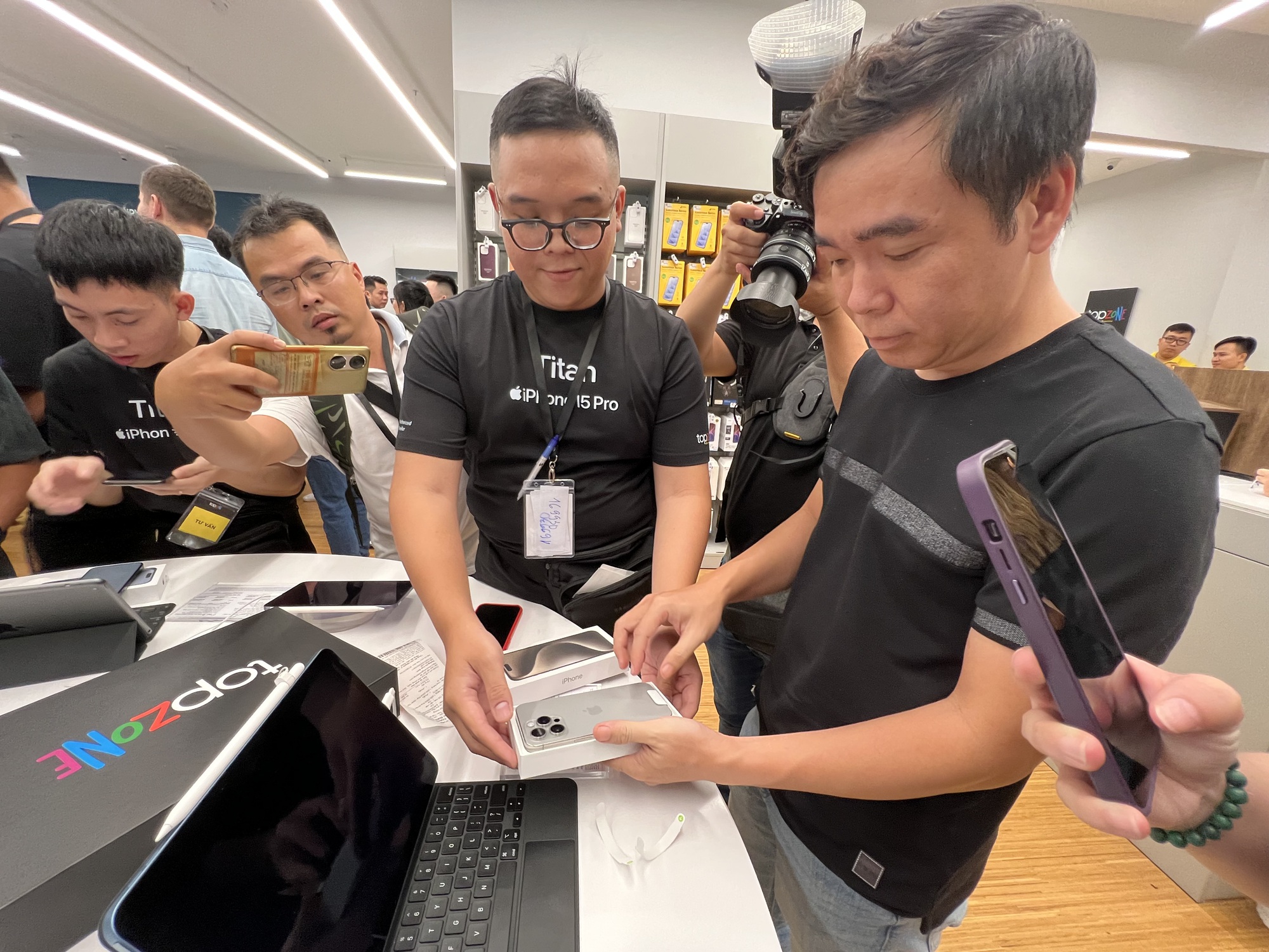 Nửa đêm, khách háo hức chờ nhận iPhone 15 - Ảnh 9.